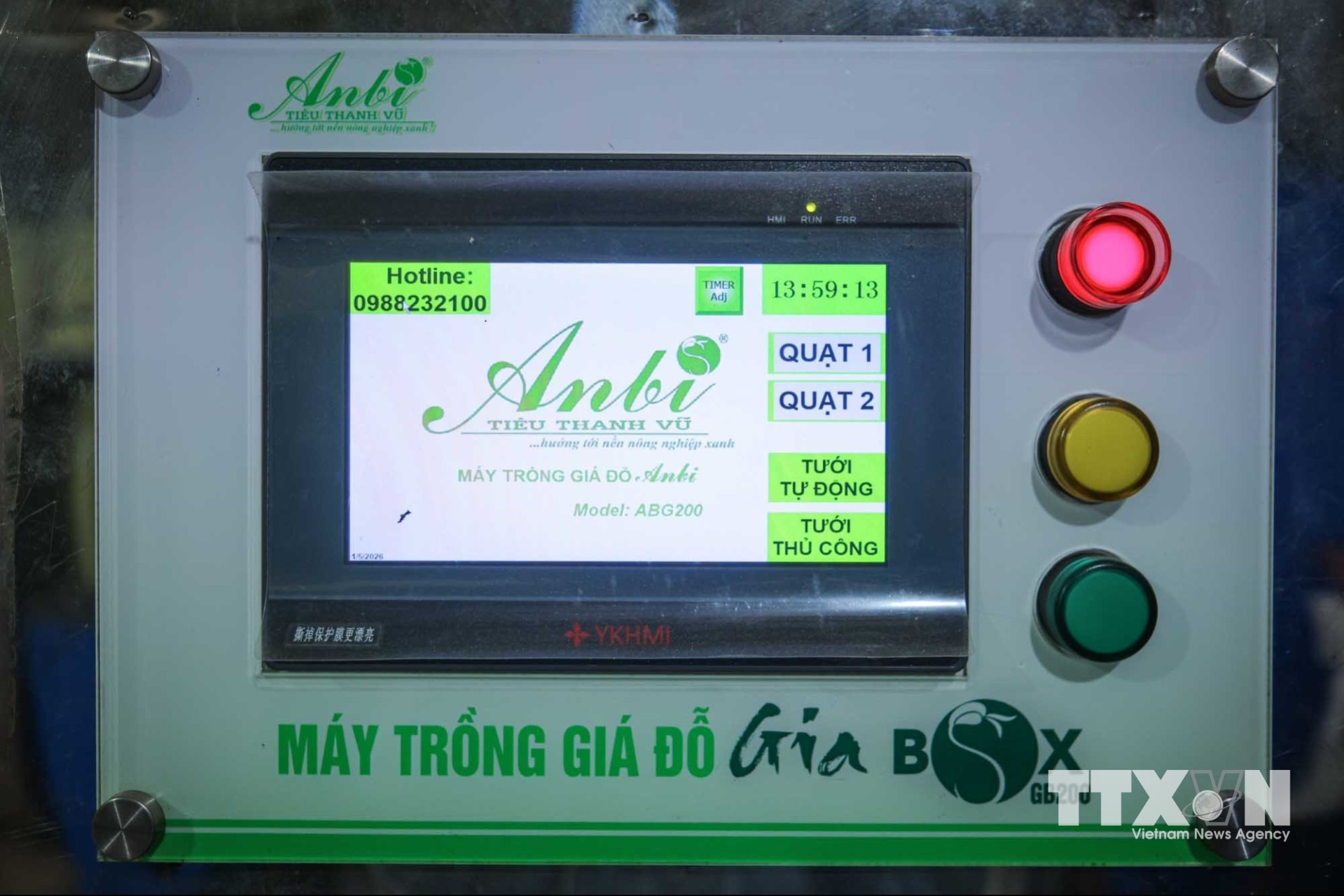 Máy trồng giá đỗ tự động của Kỹ sư nông nghiệp Tiêu Anh Vũ (với công suất khoảng 200kg giá đỗ/ngày) đã được xuất bán trong và ngoài nước, phục vụ các hộ kinh doanh, hợp tác xã, doanh nghiệp sản xuất nông sản sạch hay nông trại chăn nuôi dùng giá làm thức ăn cho gia súc, gia cầm. (Ảnh: Hoàng Hiếu/TTXVN)